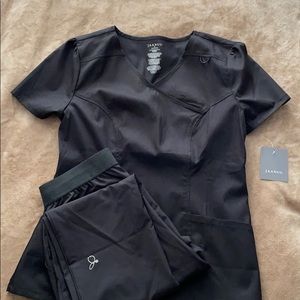 JAANUU scrubs set (NEW)